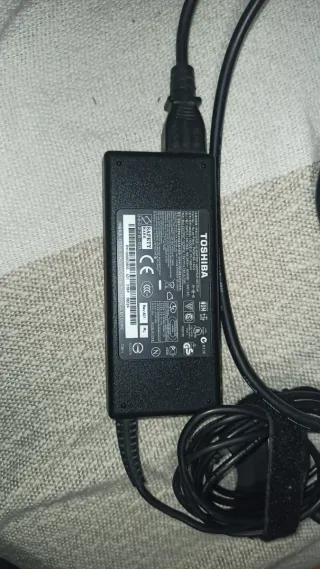 Cargador Toshiba 19V