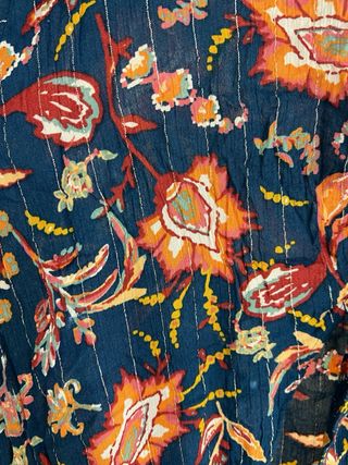 Mono floral azul y naranja