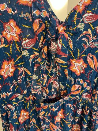 Mono floral azul y naranja