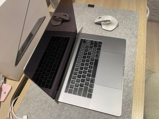 MacBook Pro I7 2.2 GB, 16GB Ram, 256 SSD y Radeon