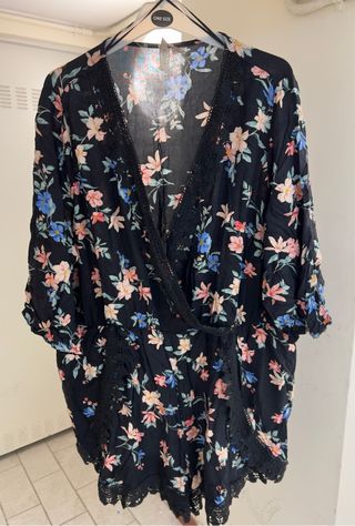 Mono floral negro con encaje