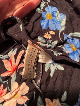 Mono floral negro con encaje