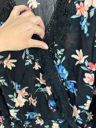 Mono floral negro con encaje