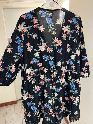 Mono floral negro con encaje