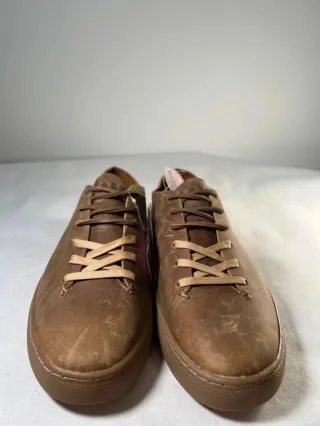 Zapatos de cuero Clae negros y marron
