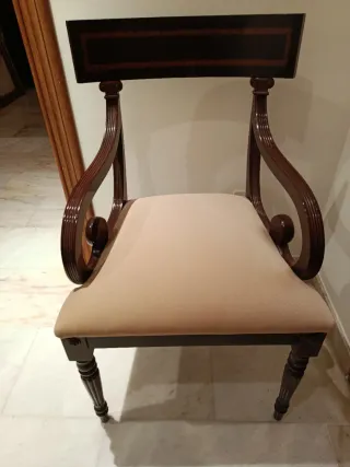 Seis sillas de madera y tela.Dos de ellas butaca.