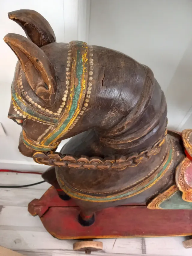 Caballo de madera antiguo con ruedas