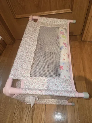 CUNA DE VIAJE DE MUÑECAS . LA NINA