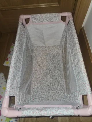 CUNA DE VIAJE DE MUÑECAS . LA NINA