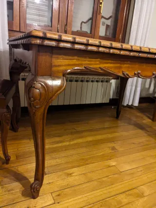 Mesa rústica de madera con 6 sillas