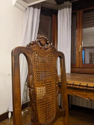 Mesa rústica de madera con 6 sillas