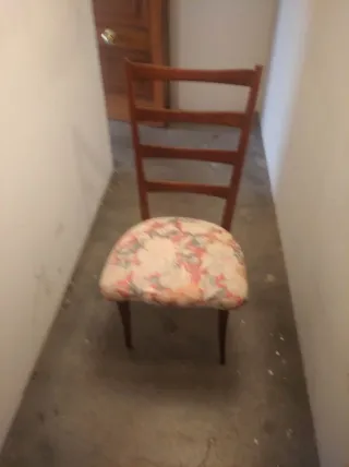 Silla de salón de madera con tapizado floral