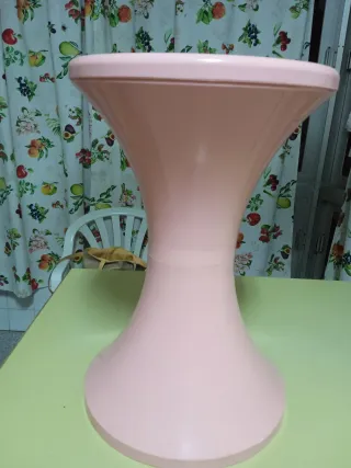 Taburete de plástico rosa