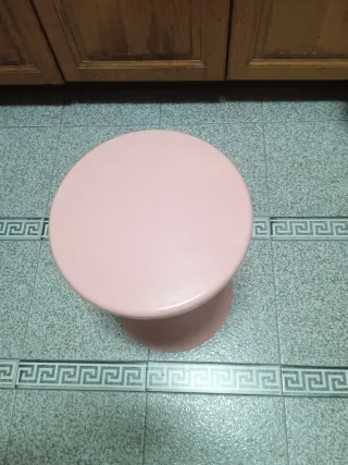 Taburete de plástico rosa