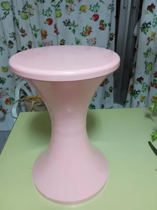 Taburete de plástico rosa