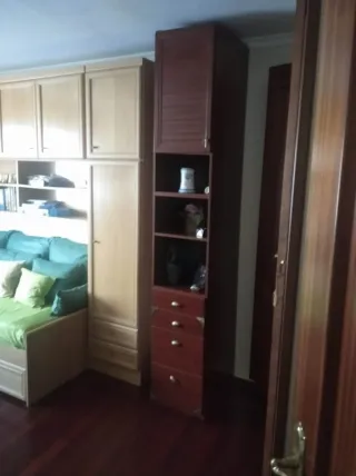 Armario de madera beige y marrón