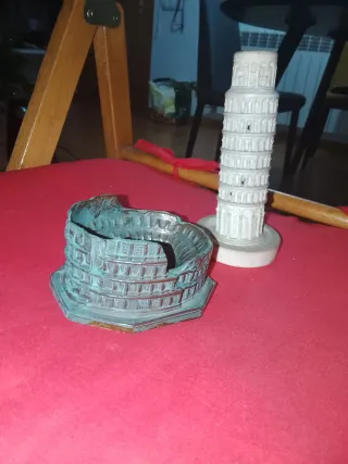 Souvenirs Coliseo romano en Bronce y Torre Pisa.