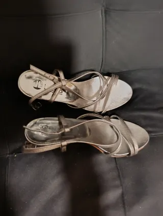 Sandalias doradas y plateadas