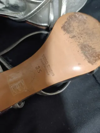 Sandalias doradas y plateadas