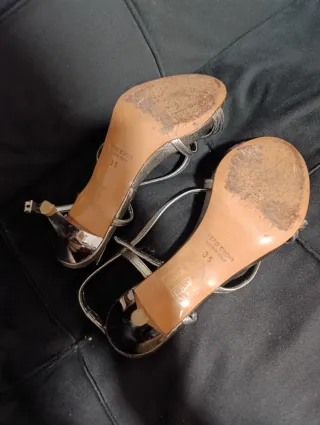 Sandalias doradas y plateadas