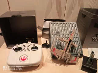 Dron de juguete marrón y rojo