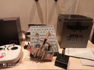 Dron de juguete marrón y rojo