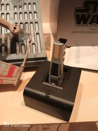 Dron de juguete marrón y rojo