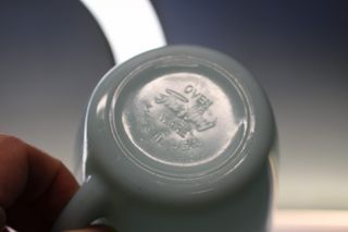 Bonita jarra de opalina azul. Fire King, USA.