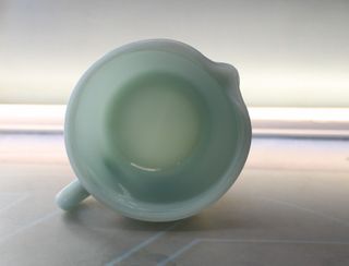 Bonita jarra de opalina azul. Fire King, USA.