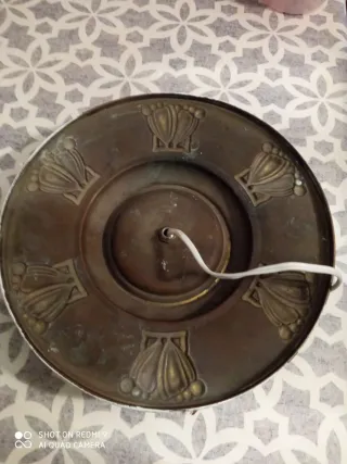 Lámpara de latón con diseño