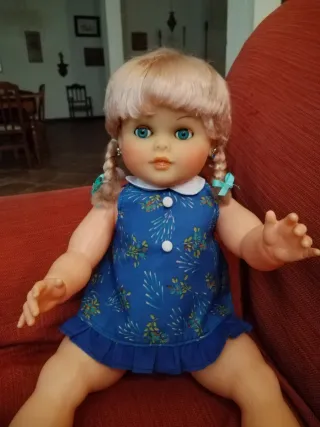 Muñeca rubia con vestido azul. Lali con un vestido