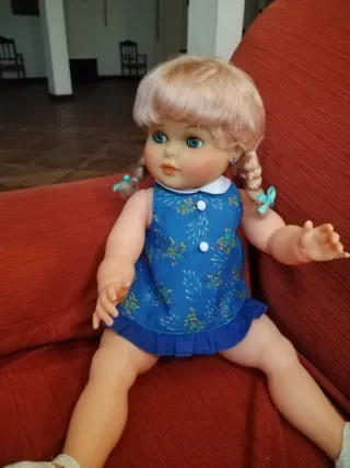 Muñeca rubia con vestido azul. Lali con un vestido