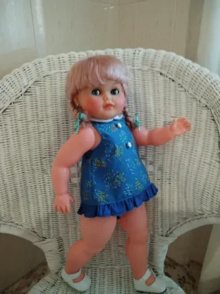 Muñeca rubia con vestido azul. Lali con un vestido