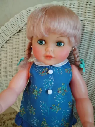 Muñeca rubia con vestido azul. Lali con un vestido
