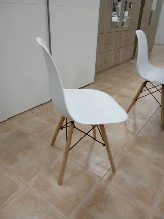 Silla de plástico y madera. Disponible 3 colores