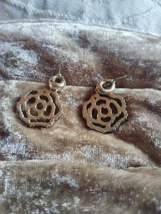 Pendientes dorados con forma de rosa