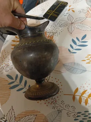 Jarra de metal antigua