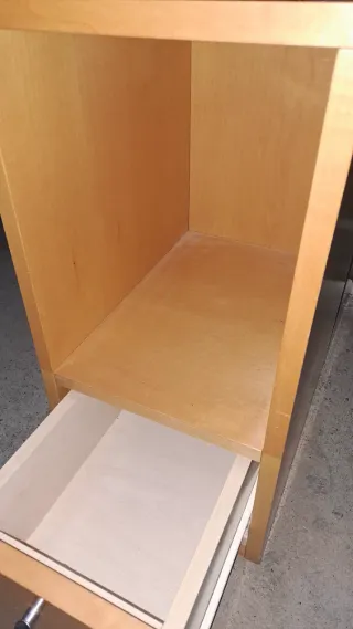 Mesita auxiliar de madera con ruedas