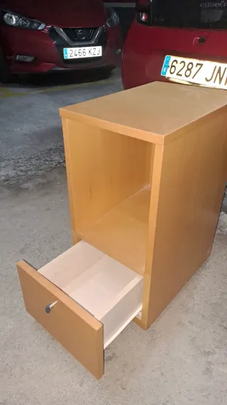 Mesita auxiliar de madera con ruedas