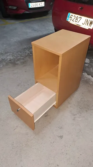 Mesita auxiliar de madera con ruedas