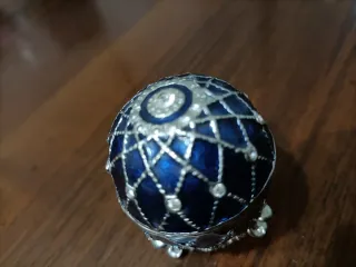 Mini orologio a forma di uovo in stile Fabergé blu
