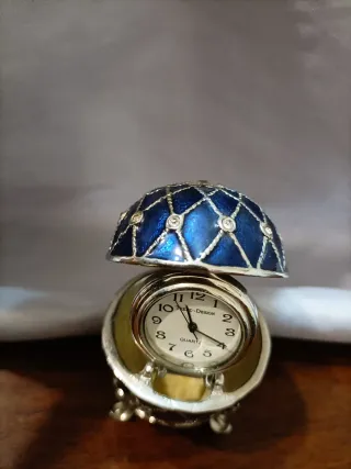 Mini orologio a forma di uovo in stile Fabergé blu