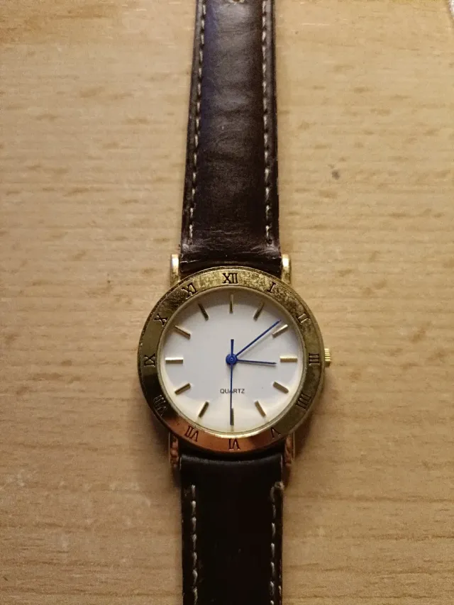 Reloj de Cuarzo Dorado con Números Romanos