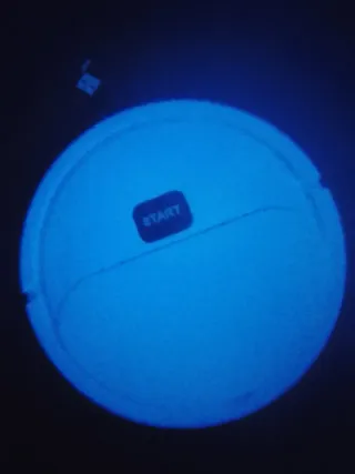 Robot aspirador blanco y masajeador