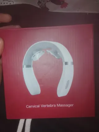 Robot aspirador blanco y masajeador