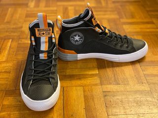 Zapatillas Converse Negras y Naranjas