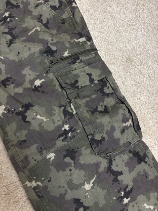 Pantalón militar camuflaje verde y negro