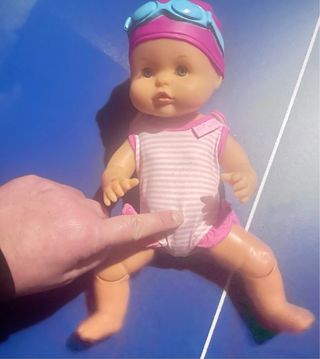 Muñeca Nenuco nadadora con flotador