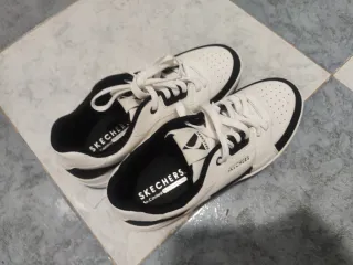 Zapatillas Skechers Blancas y Negras