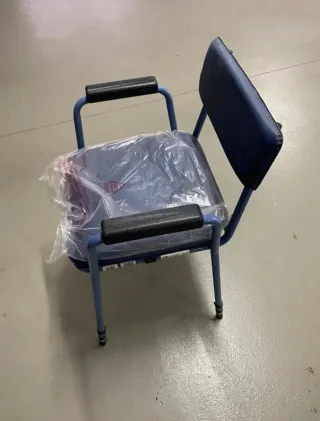 Silla wc acolchada con inodoro portatil..NUEVA